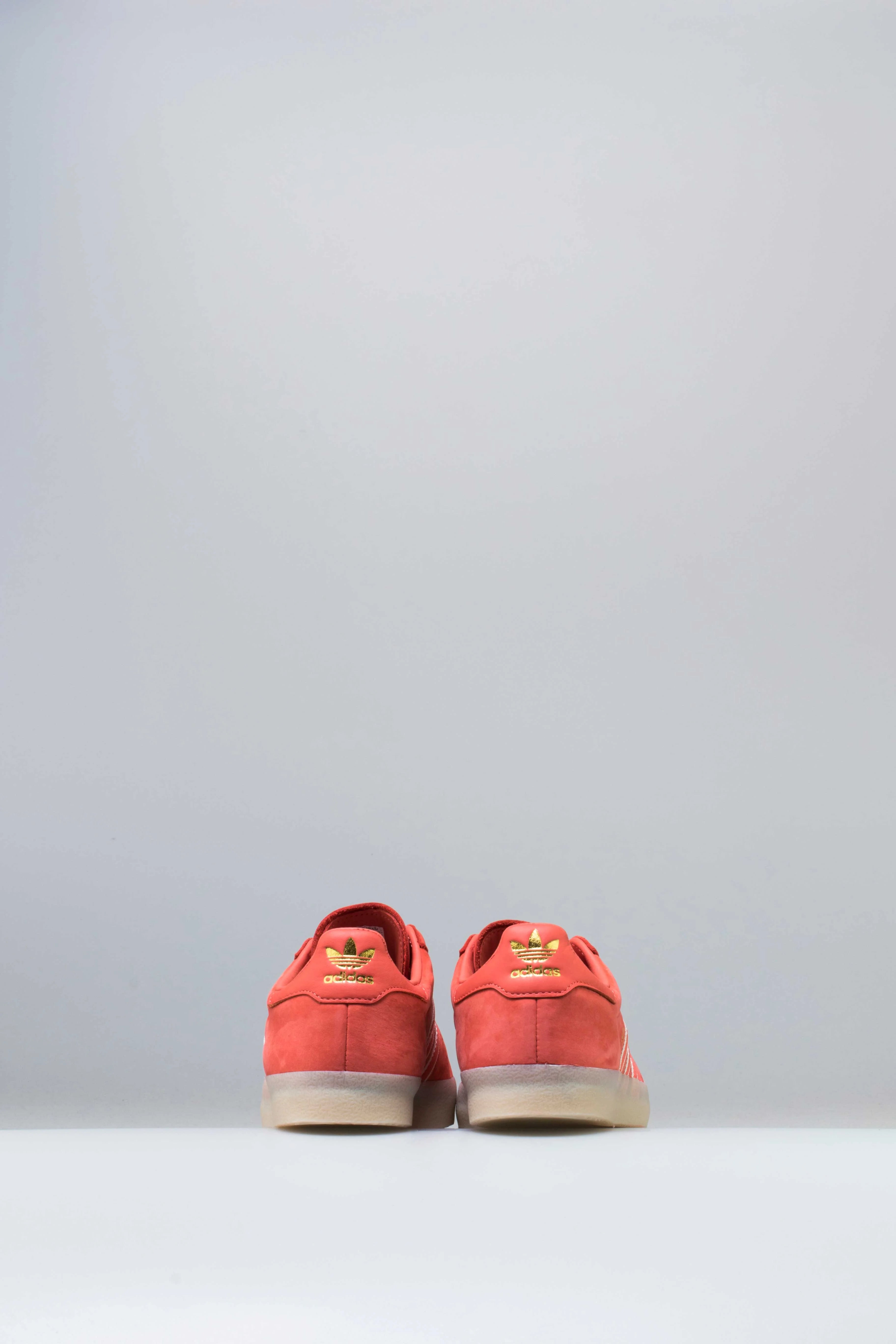 Oyster Holdings 350 Mens Shoes Trace Scarlet Chalk White Gold Metallic