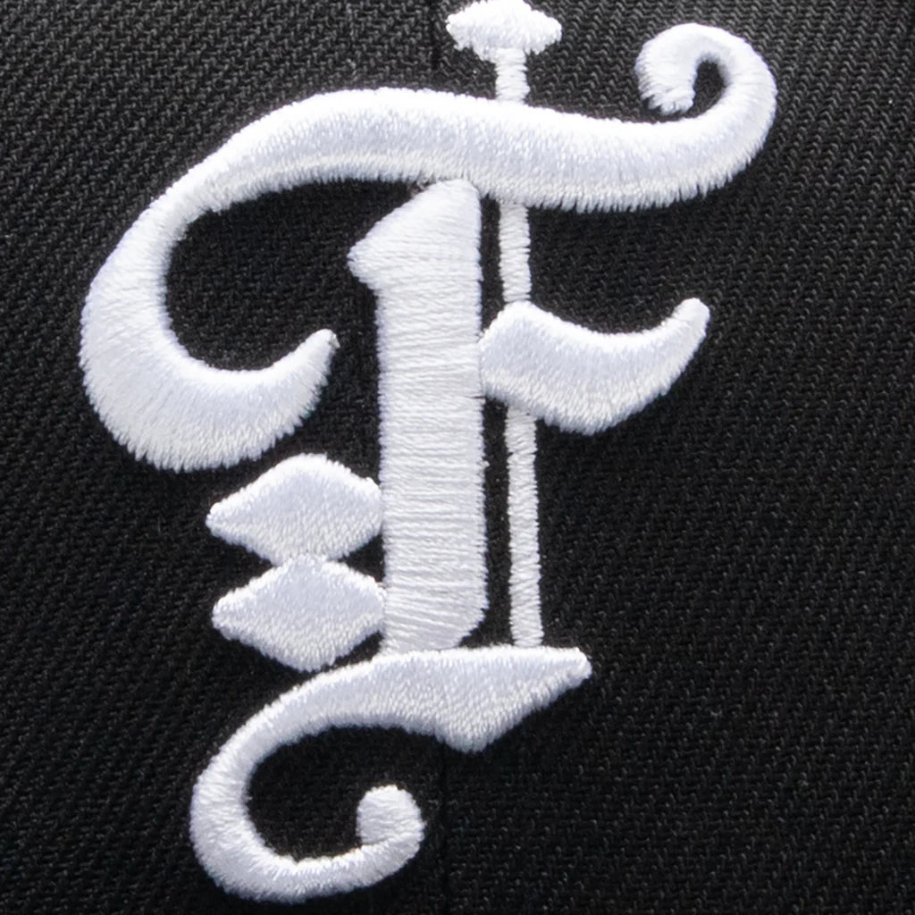 Feature x New Era 59FIFTY Fitted Old English F Wynn Black White
