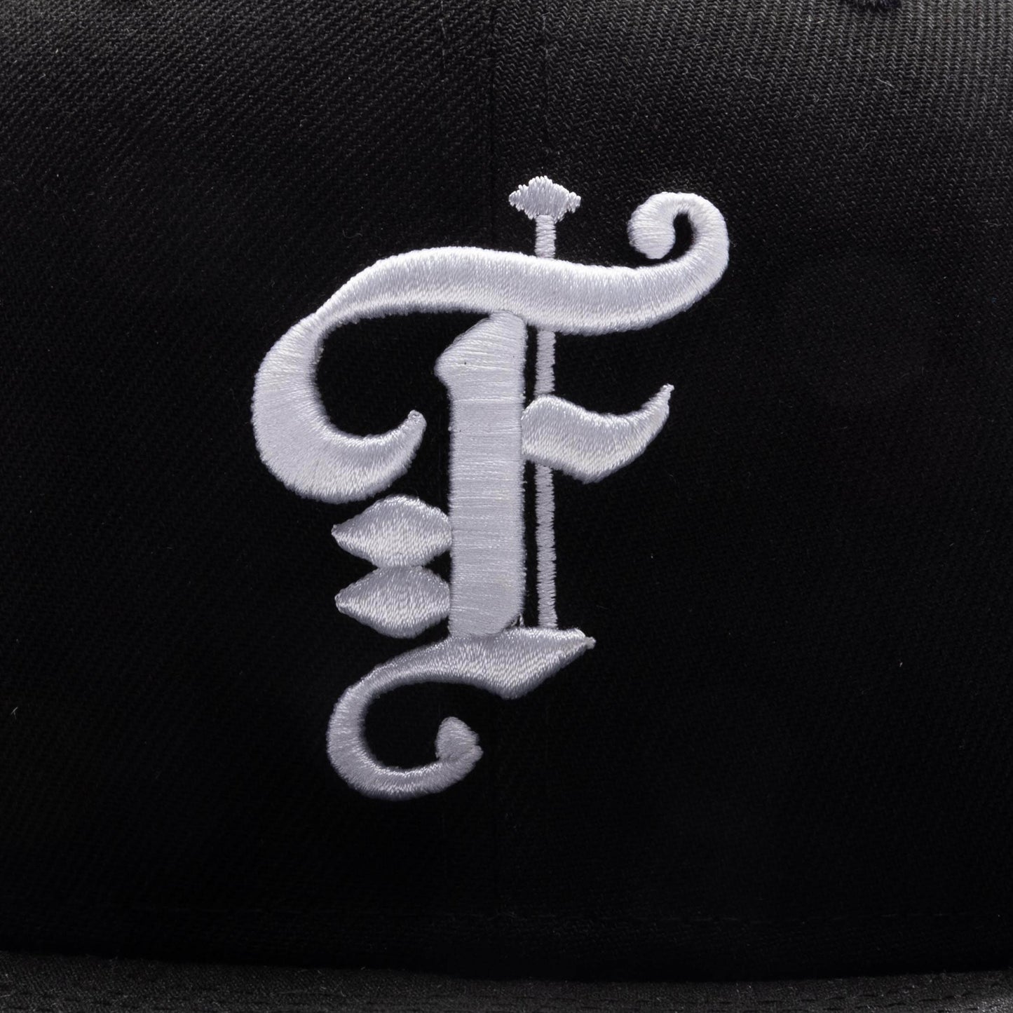 Feature x New Era Old English Scottsdale Fitted Black Snow Grey