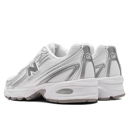 740 White Silver Metallic Reflection